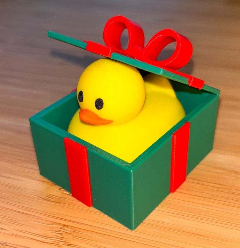 🦆🎁 Adorable Duck in a Present Ornament