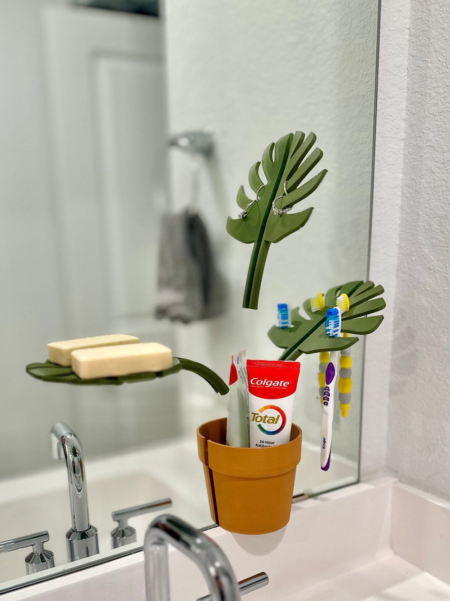 Mirror Monstera - Bathroom Organizer