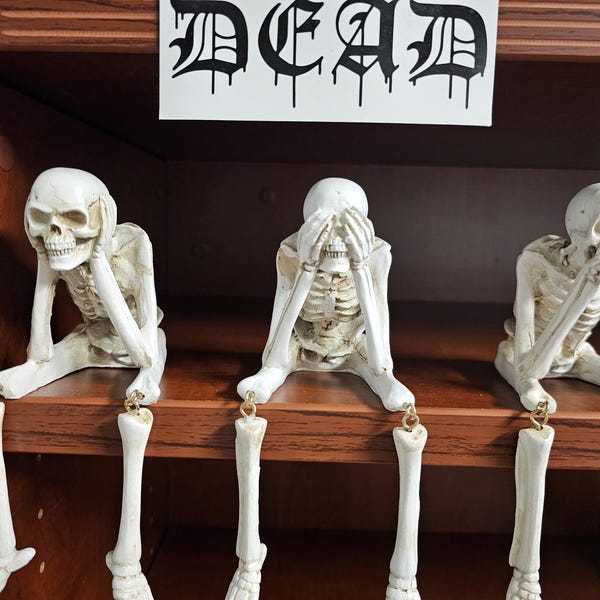 💀Sitting Skeleton Statue Skull Ornament