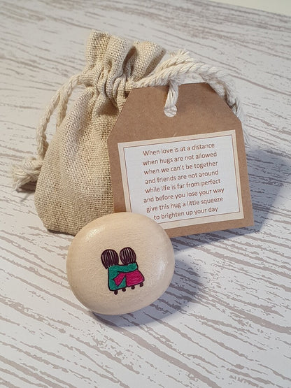 🌲 Warm wooden carvings - Hug stone 🌲