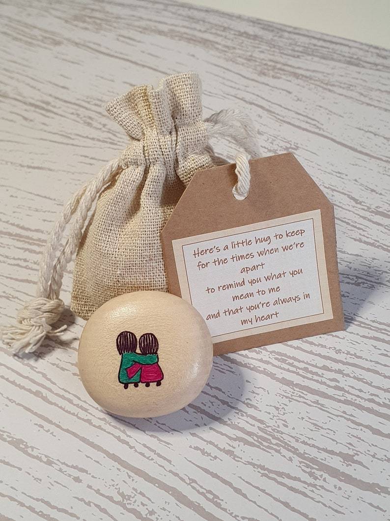 🌲 Warm wooden carvings - Hug stone 🌲