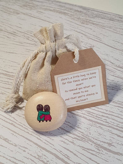 🌲 Warm wooden carvings - Hug stone 🌲