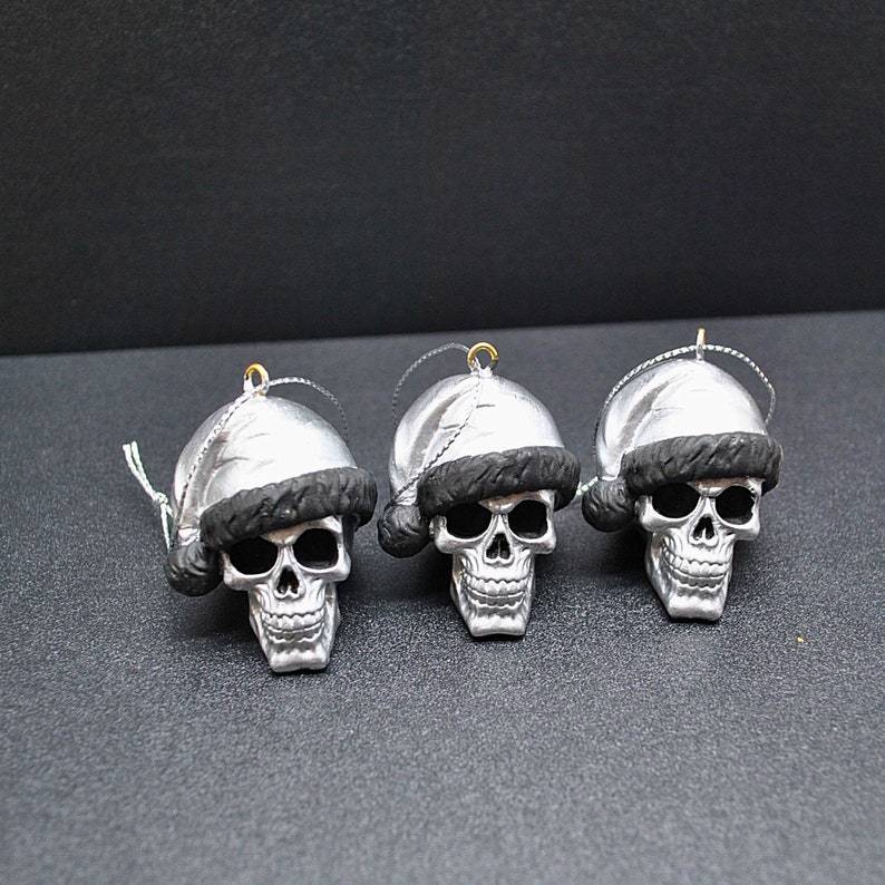 🎄The mysterious guardian of the festival——Christmas skull resin pendant☠️