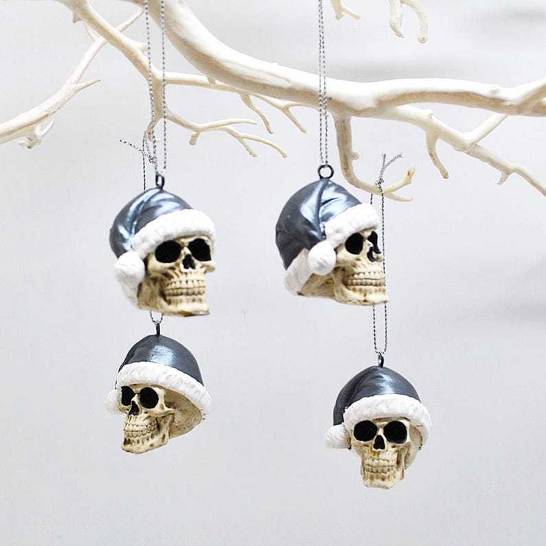 🎄The mysterious guardian of the festival——Christmas skull resin pendant☠️