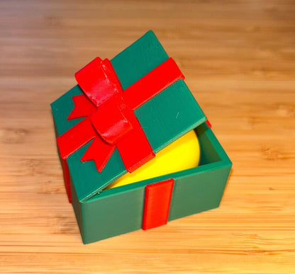 🦆🎁 Adorable Duck in a Present Ornament